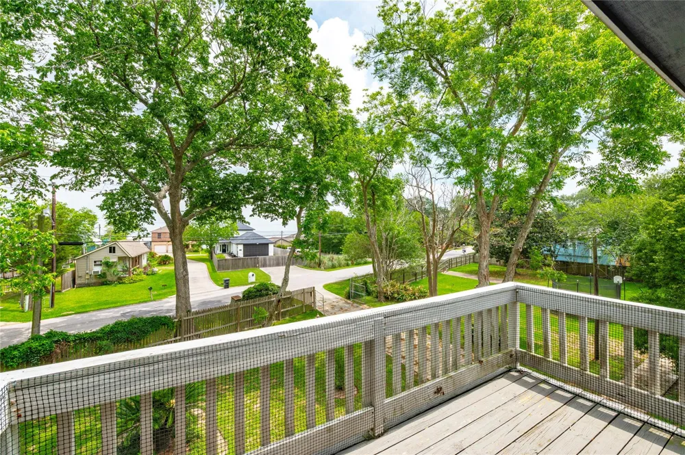 3726 Bayshore Drive Bacliff, TX 77518