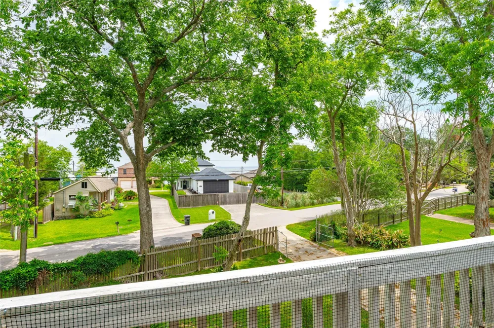 3726 Bayshore Drive Bacliff, TX 77518