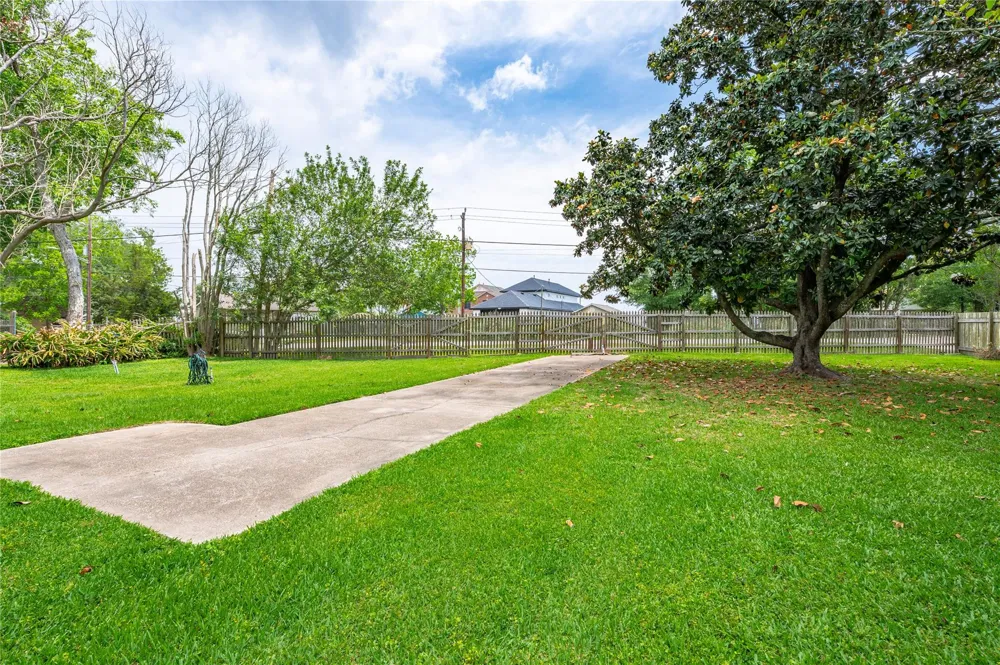 3726 Bayshore Drive Bacliff, TX 77518