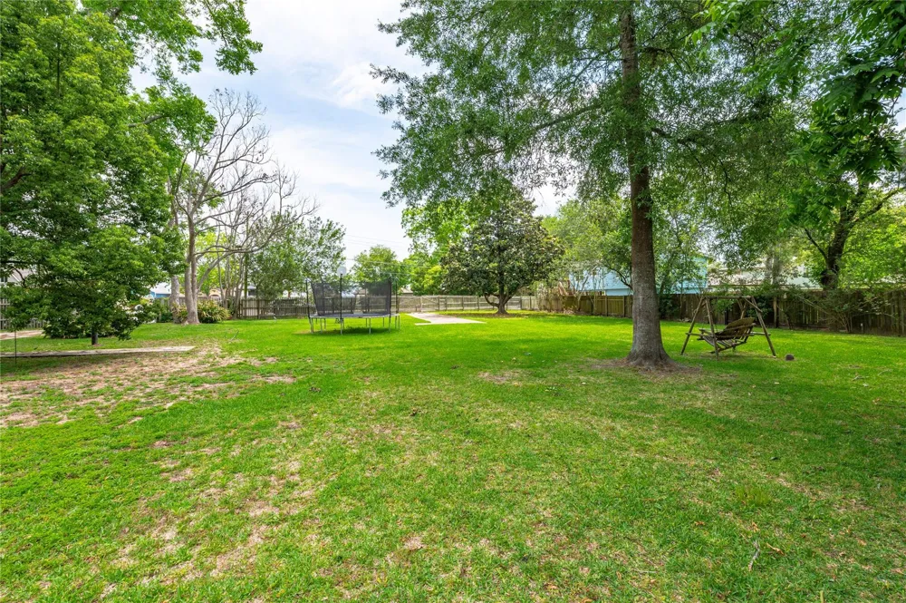 3726 Bayshore Drive Bacliff, TX 77518