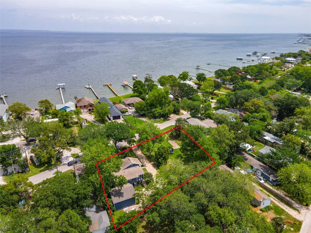 3726 Bayshore Drive Bacliff, TX 77518
