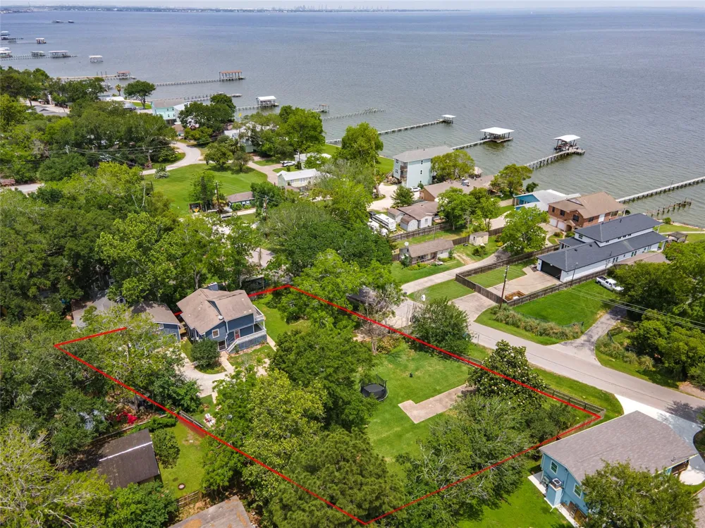 3726 Bayshore Drive Bacliff, TX 77518