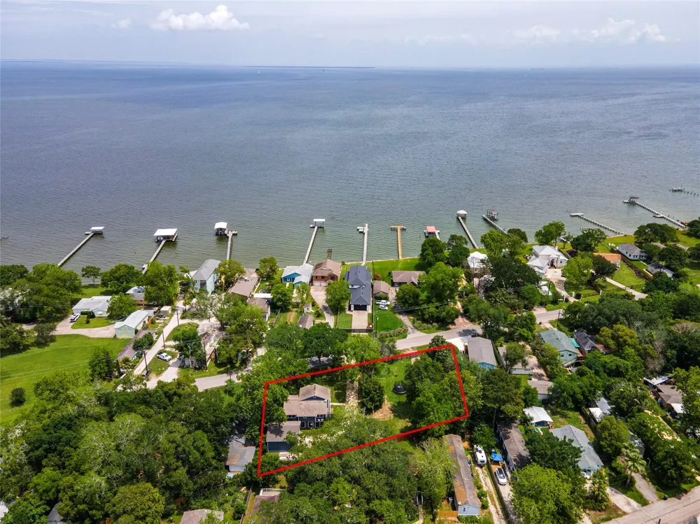3726 Bayshore Drive Bacliff, TX 77518
