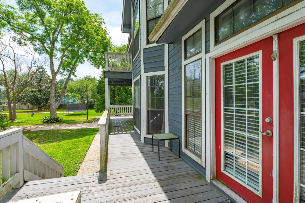 3726 Bayshore Drive Bacliff, TX 77518