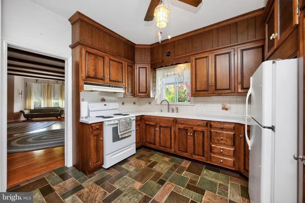 320 HILLTOWN PIKE Line Lexington, PA 18932