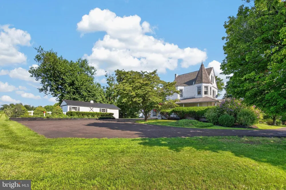 320 HILLTOWN PIKE Line Lexington, PA 18932