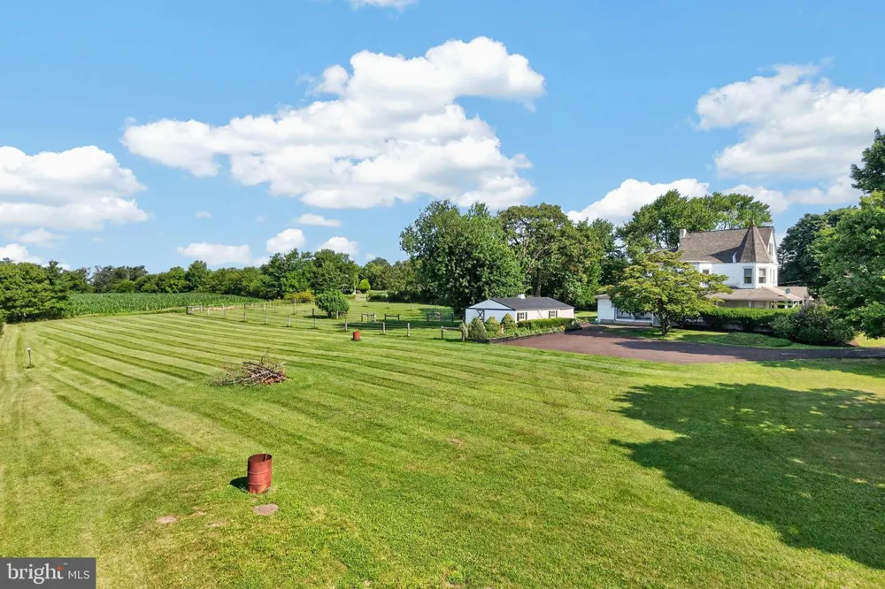 320 HILLTOWN PIKE Line Lexington, PA 18932