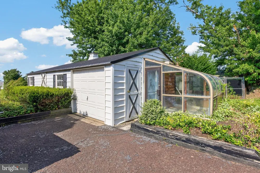 320 HILLTOWN PIKE Line Lexington, PA 18932