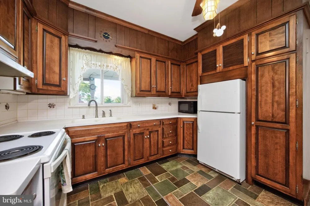 320 HILLTOWN PIKE Line Lexington, PA 18932
