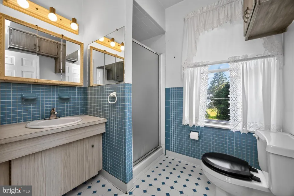 320 HILLTOWN PIKE Line Lexington, PA 18932