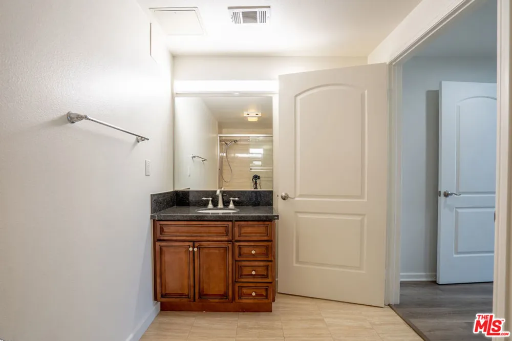 1037 S Fedora Street #401 Los Angeles, CA 90006
