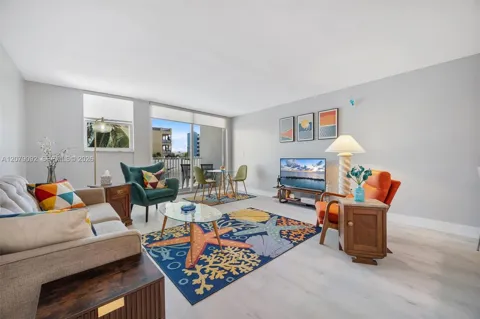 211 S Ocean Dr #302