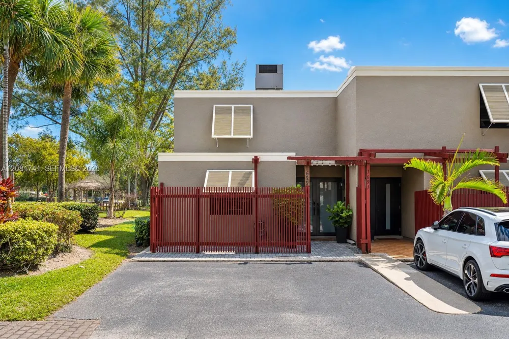 1699 W Fairway Rd Pembroke Pines, FL 33026