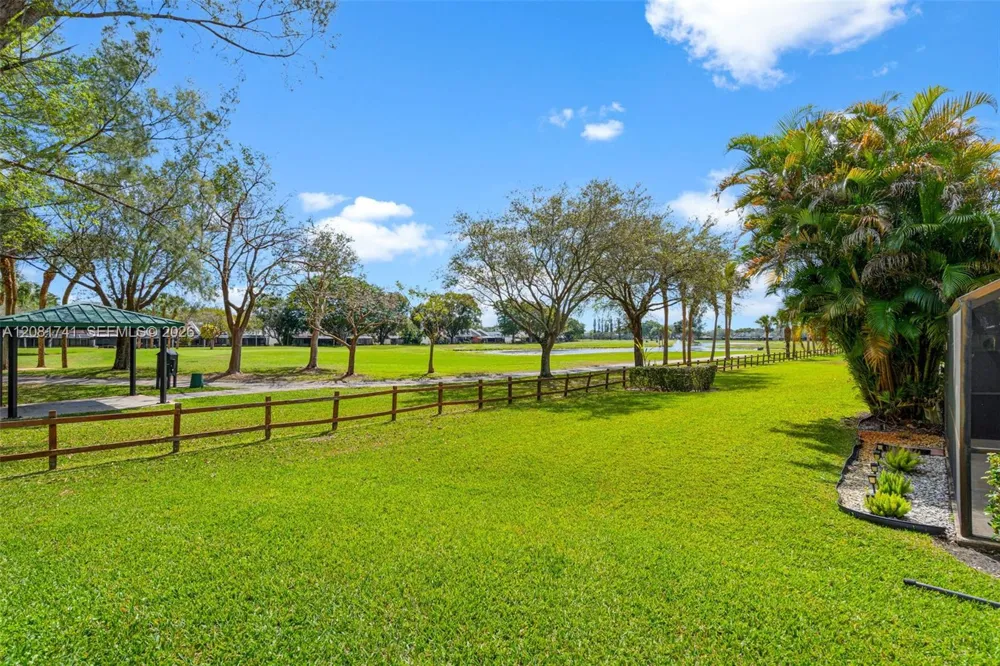 1699 W Fairway Rd Pembroke Pines, FL 33026