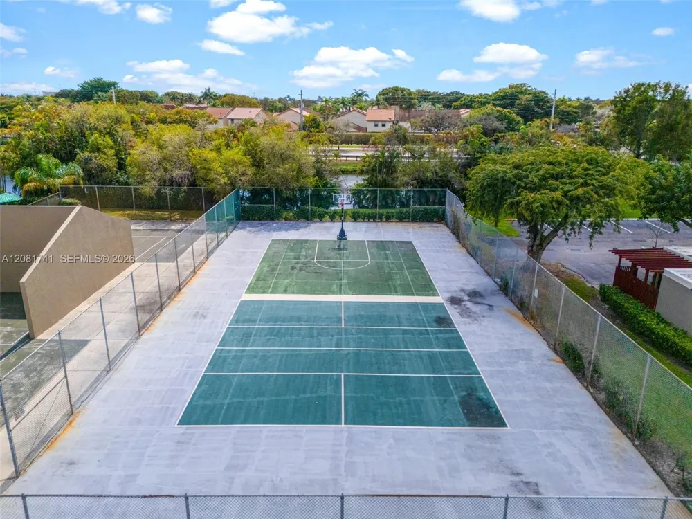 1699 W Fairway Rd Pembroke Pines, FL 33026