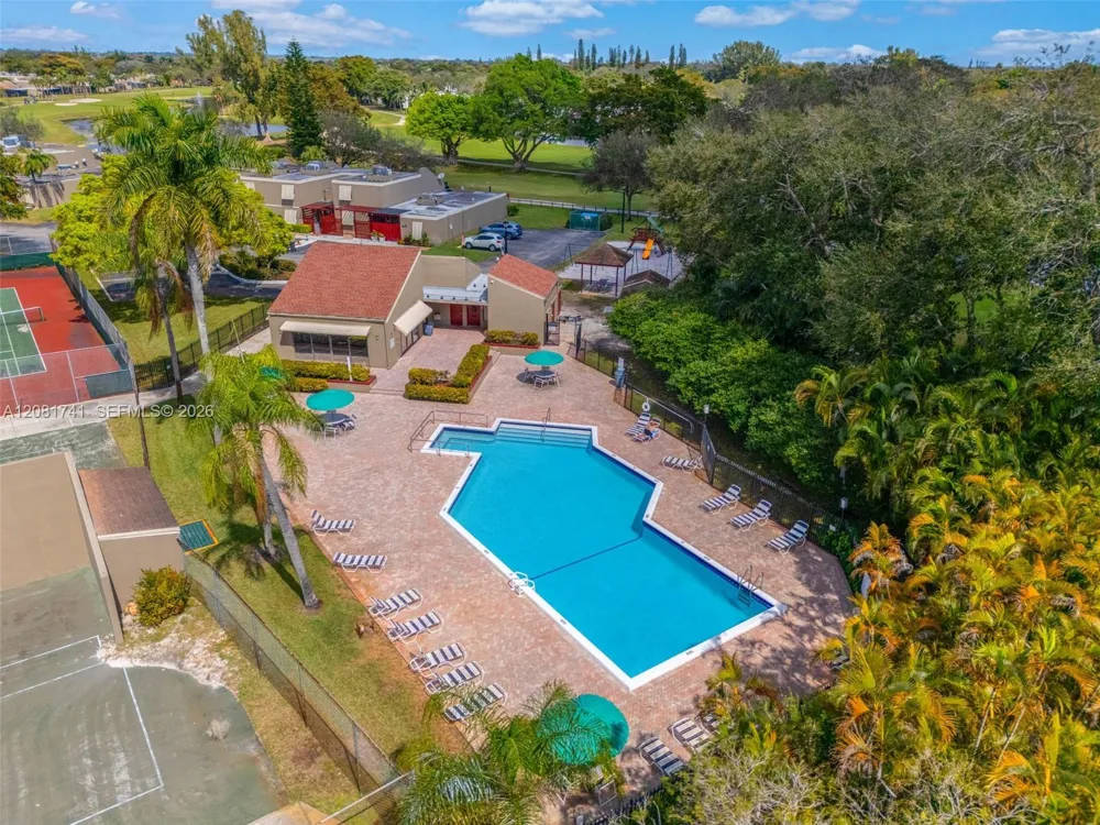 1699 W Fairway Rd Pembroke Pines, FL 33026