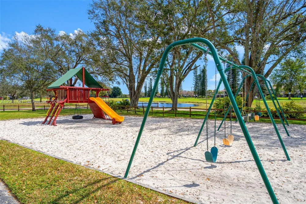 1699 W Fairway Rd Pembroke Pines, FL 33026