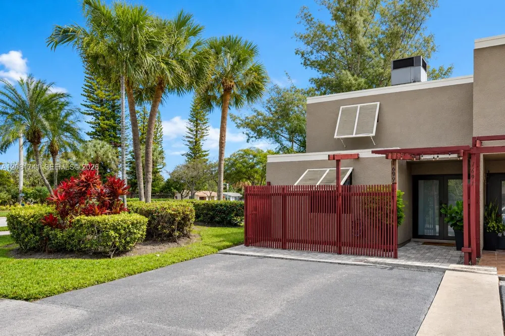 1699 W Fairway Rd Pembroke Pines, FL 33026