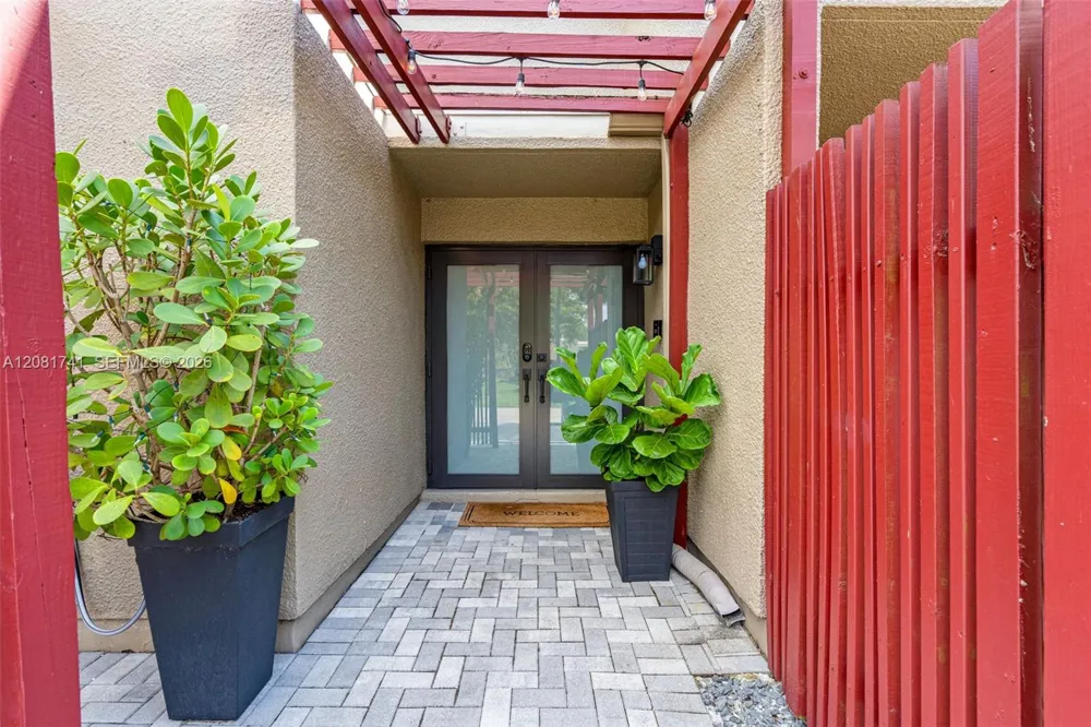 1699 W Fairway Rd Pembroke Pines, FL 33026