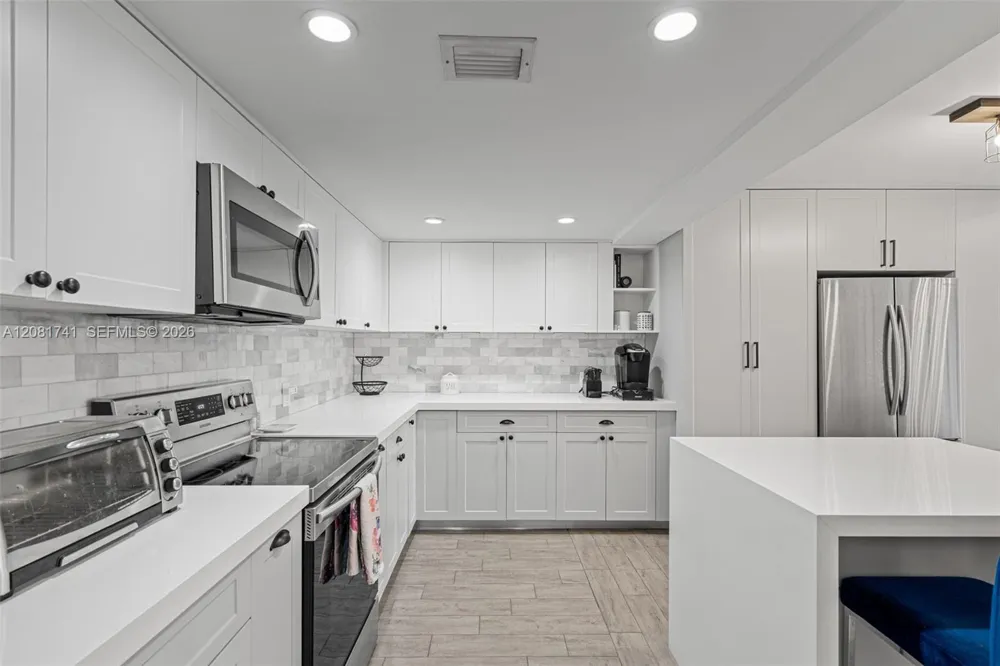 1699 W Fairway Rd Pembroke Pines, FL 33026