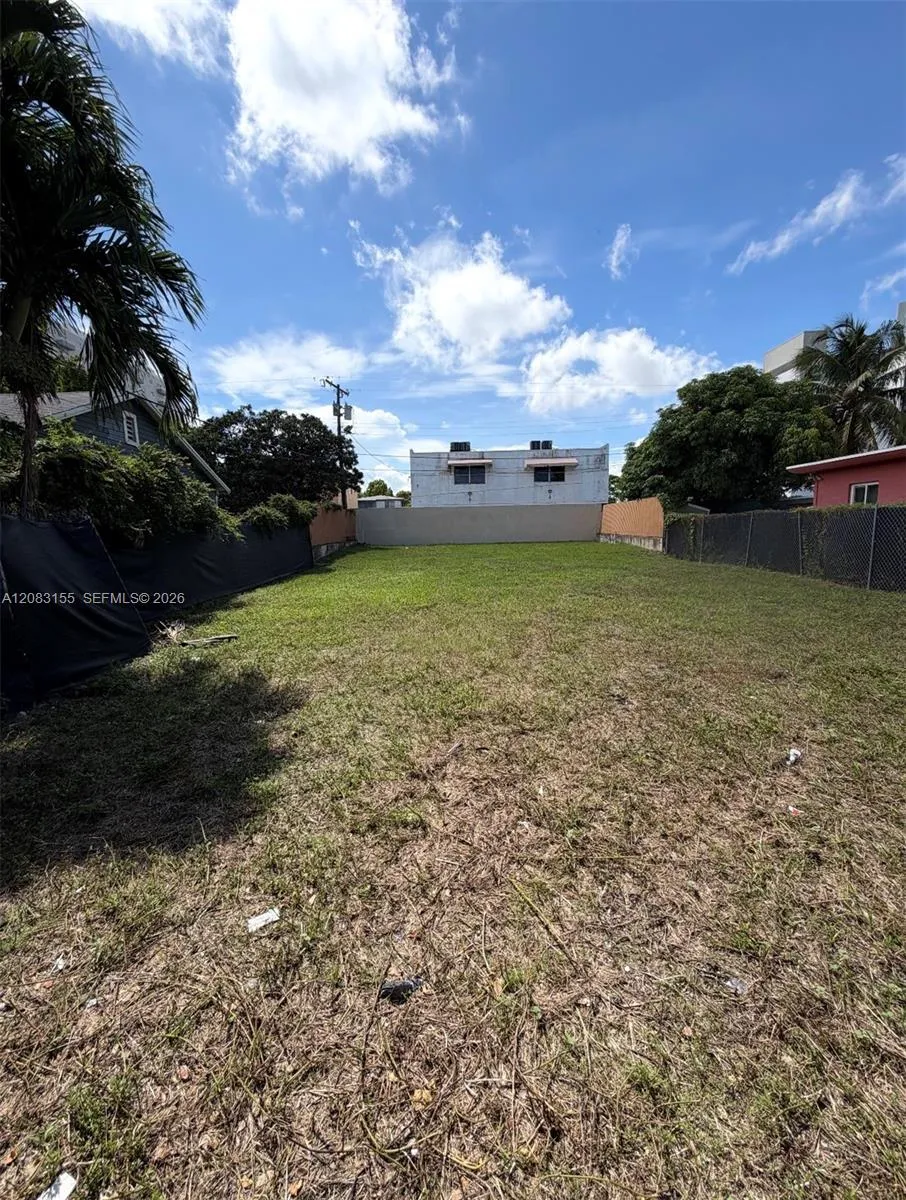 816 NW 21st Ct Miami, FL 33125