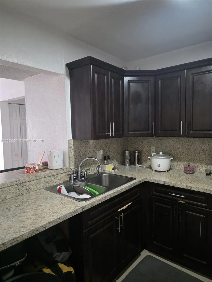 1035 W 77th St #215 Hialeah, FL 33014