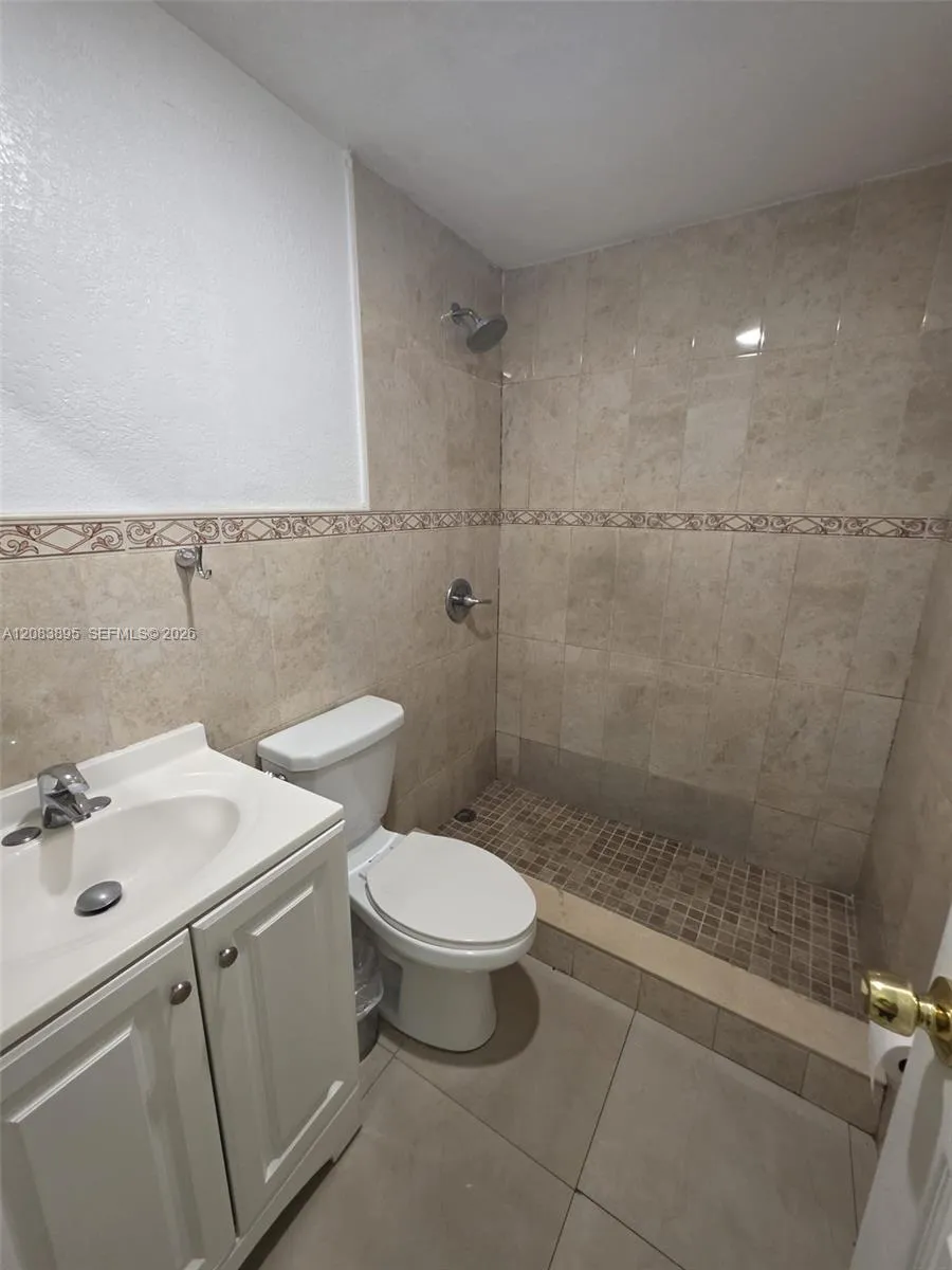 1035 W 77th St #215 Hialeah, FL 33014