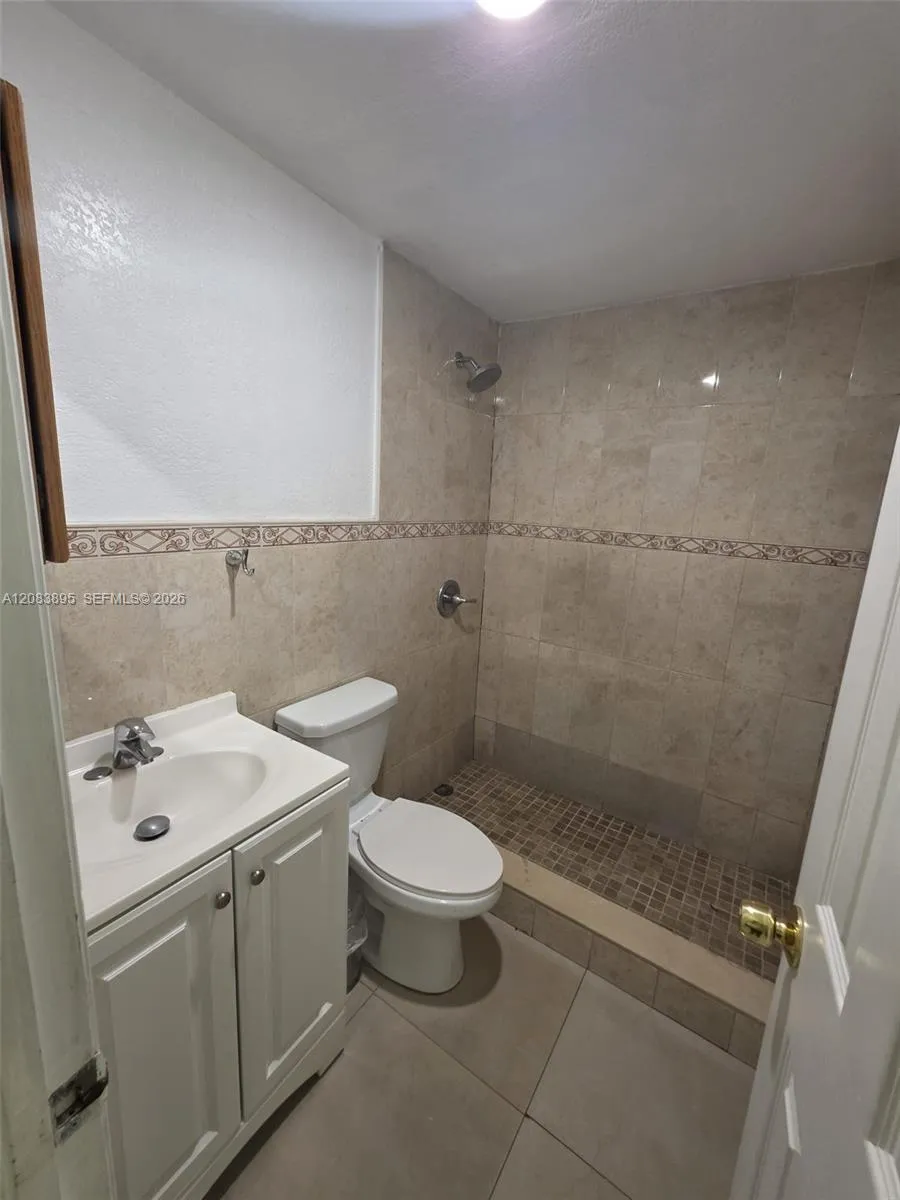 1035 W 77th St #215 Hialeah, FL 33014