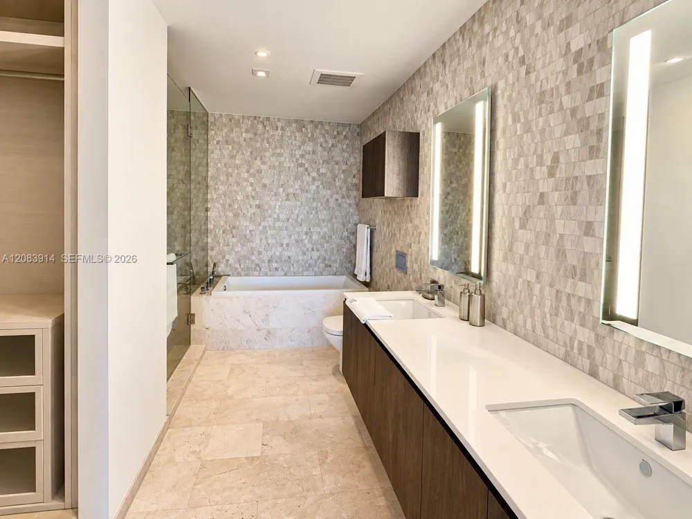 88 SW 7th St #1808 Miami, FL 33130
