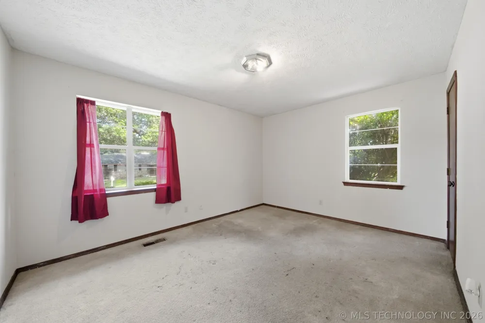 902 Cardinal Lane Okmulgee, OK 74447