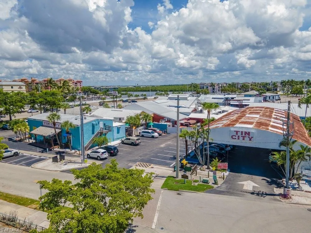 2524 Lee Street Naples, FL 34112