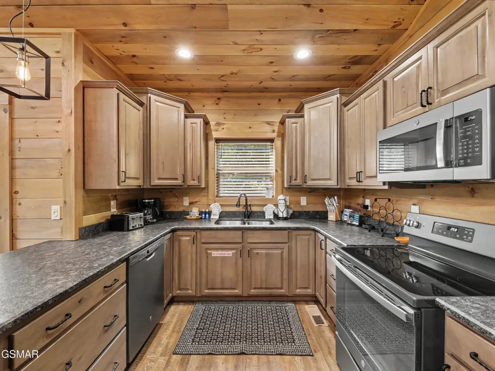 2724 Pine Crest Lane Sevierville, TN 37862
