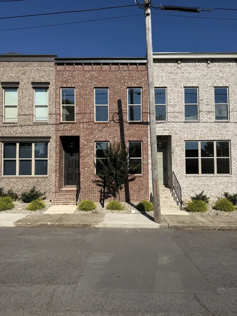 196 10th Ave W #196
