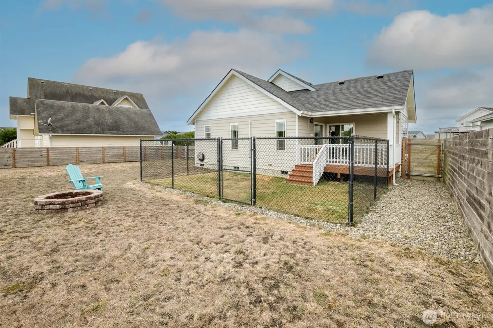 1092 Crestshire Loop SW Ocean Shores, WA 98569