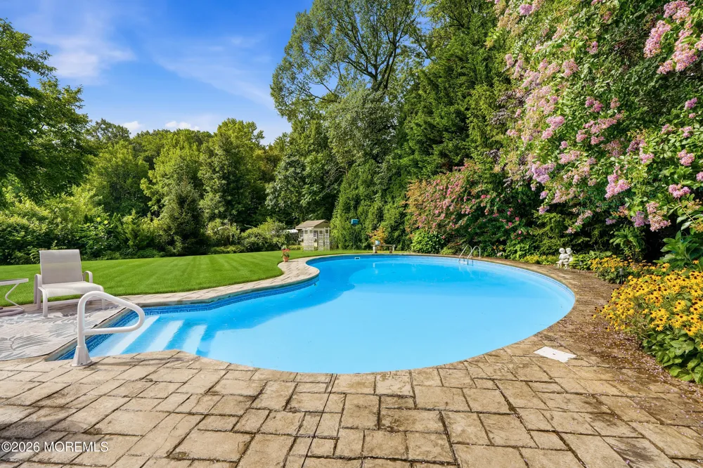 251 Hamiltonian Drive Middletown, NJ 07701