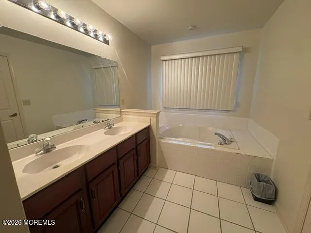 8 Llewellyn Court Jackson, NJ 08527