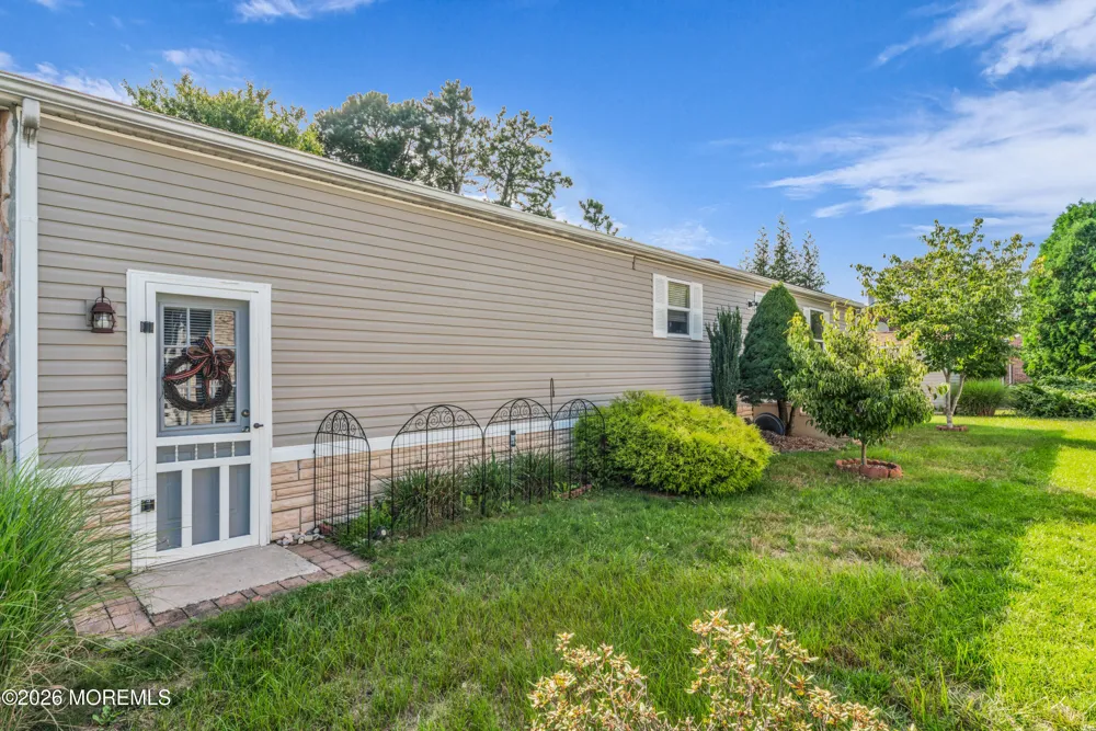610 Walden Way Whiting, NJ 08759