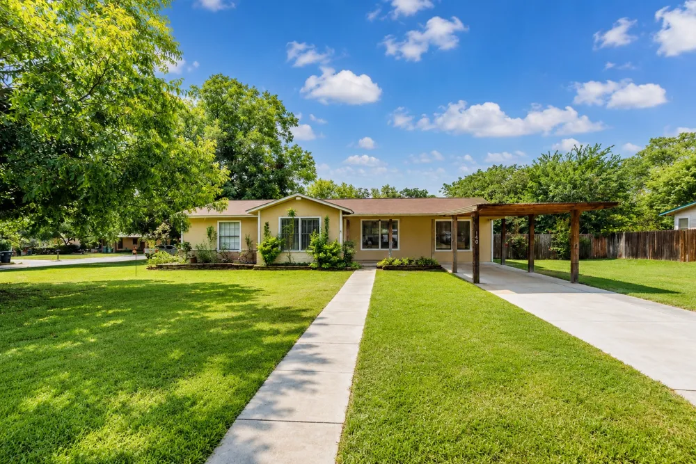 140 Hillcrest Drive Luling, TX 78648