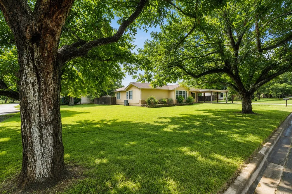 140 Hillcrest Drive Luling, TX 78648