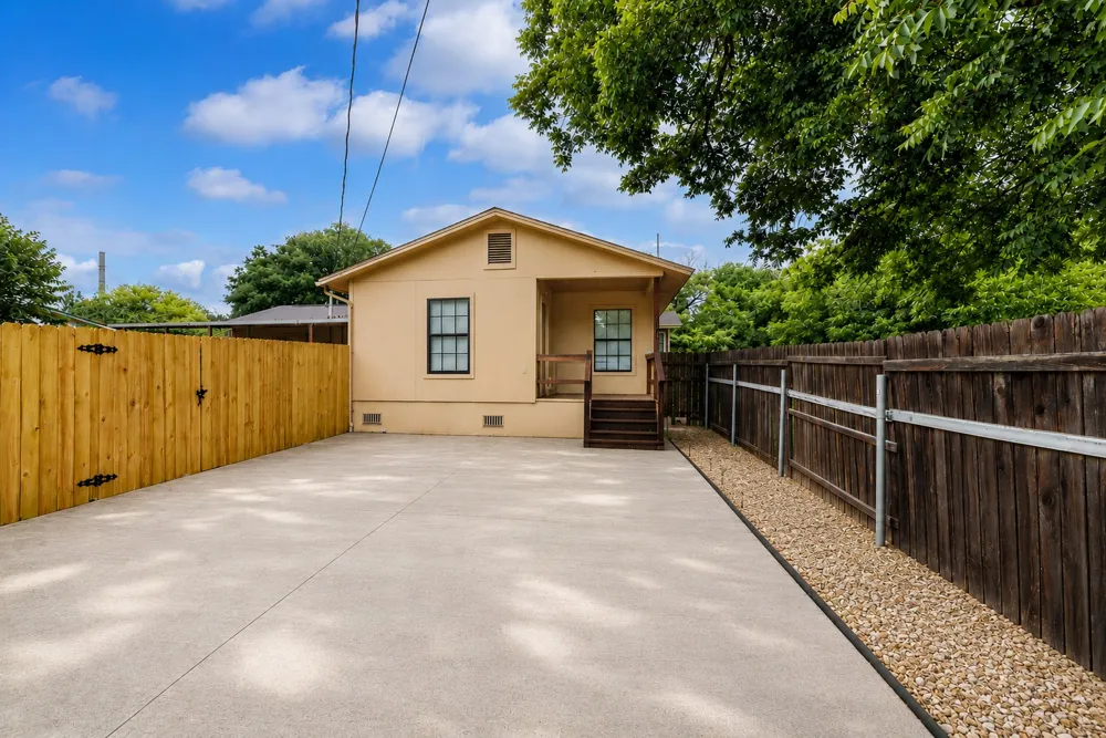 140 Hillcrest Drive Luling, TX 78648