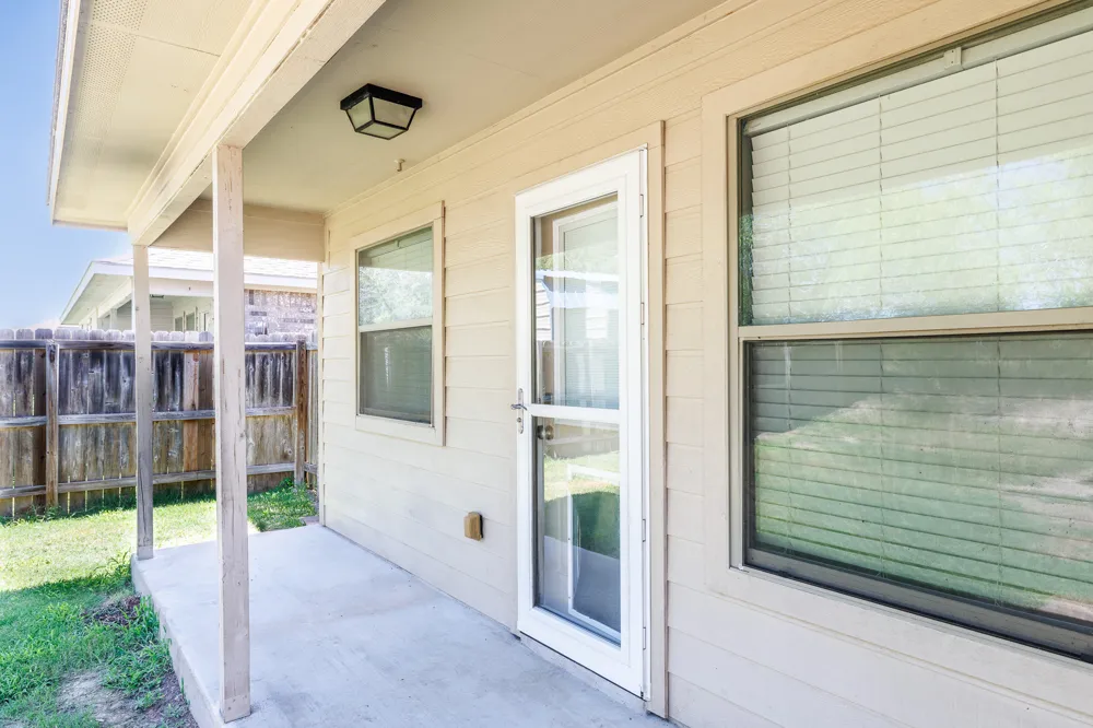 186 Talon Drive Luling, TX 78648