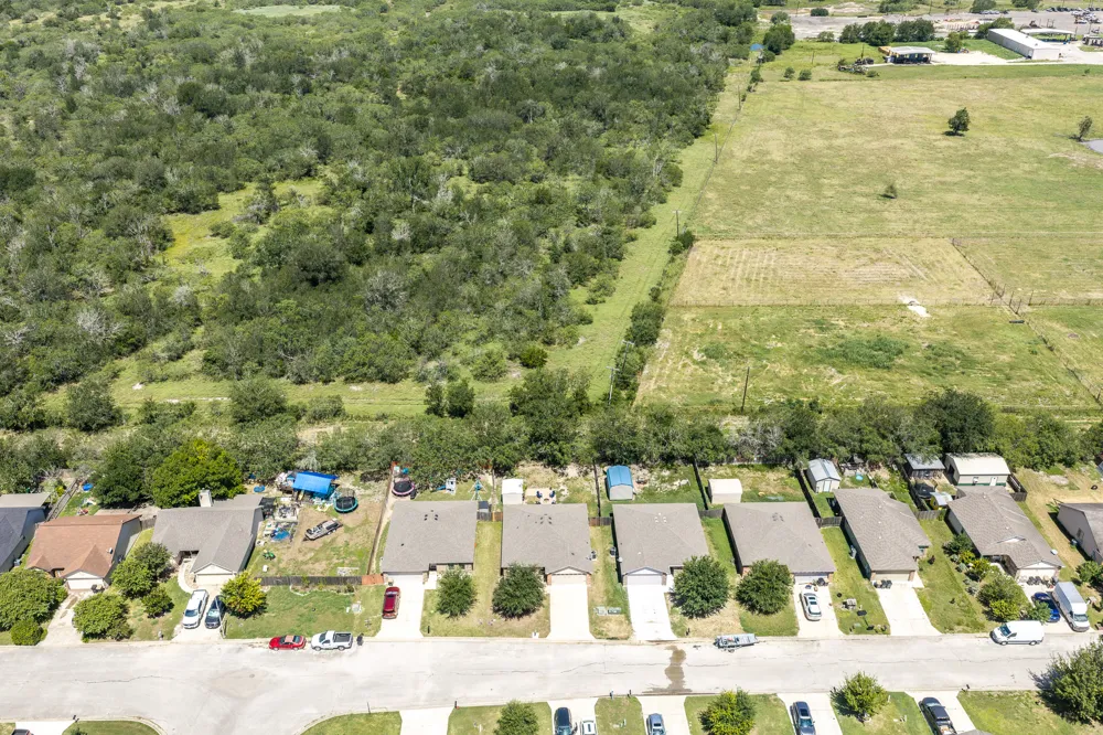 186 Talon Drive Luling, TX 78648