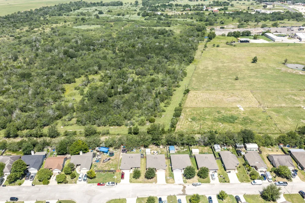 186 Talon Drive Luling, TX 78648