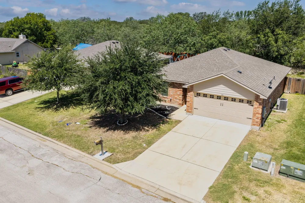 186 Talon Drive Luling, TX 78648