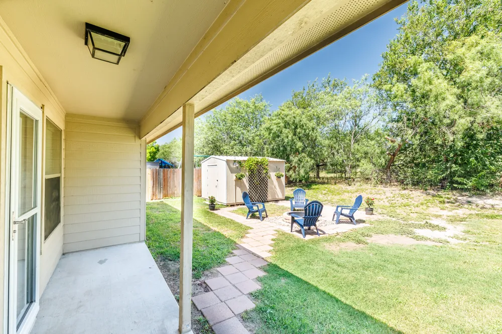 186 Talon Drive Luling, TX 78648