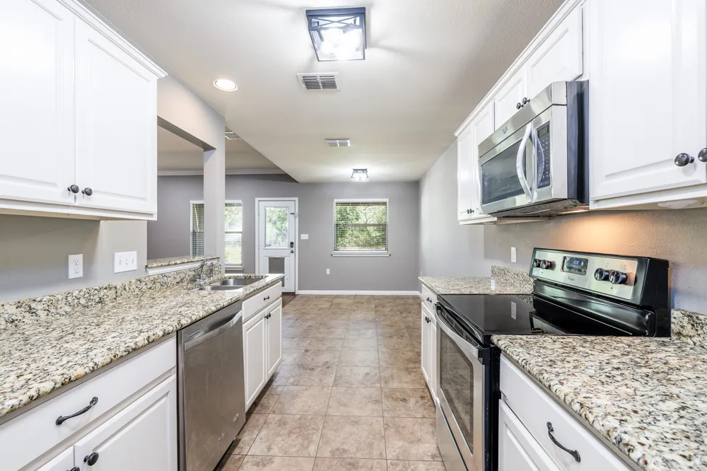 186 Talon Drive Luling, TX 78648