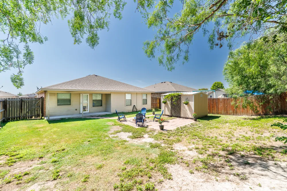 186 Talon Drive Luling, TX 78648