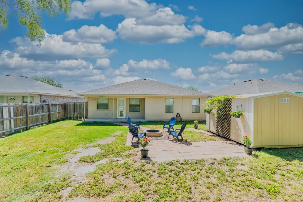 186 Talon Drive Luling, TX 78648