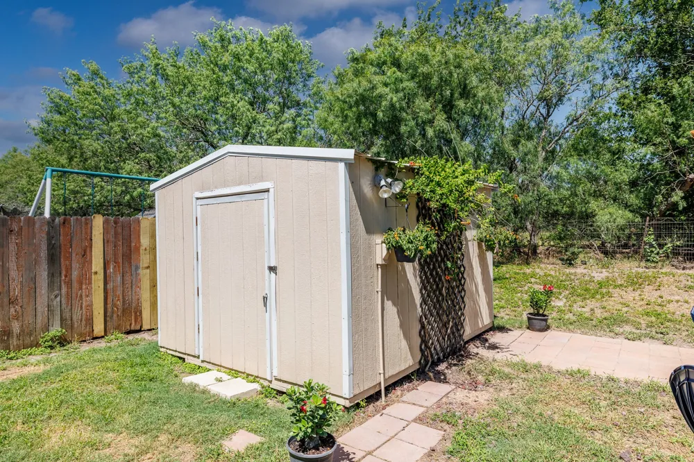 186 Talon Drive Luling, TX 78648