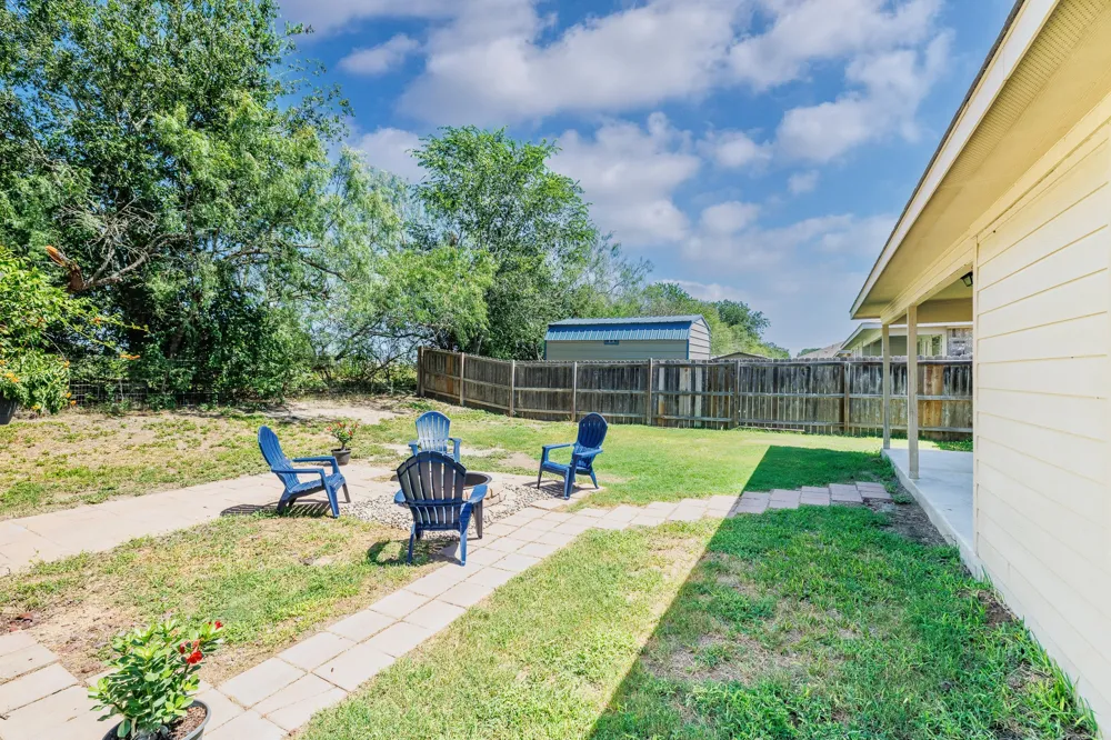 186 Talon Drive Luling, TX 78648